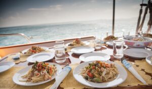 yacht sul lago di como pranzo