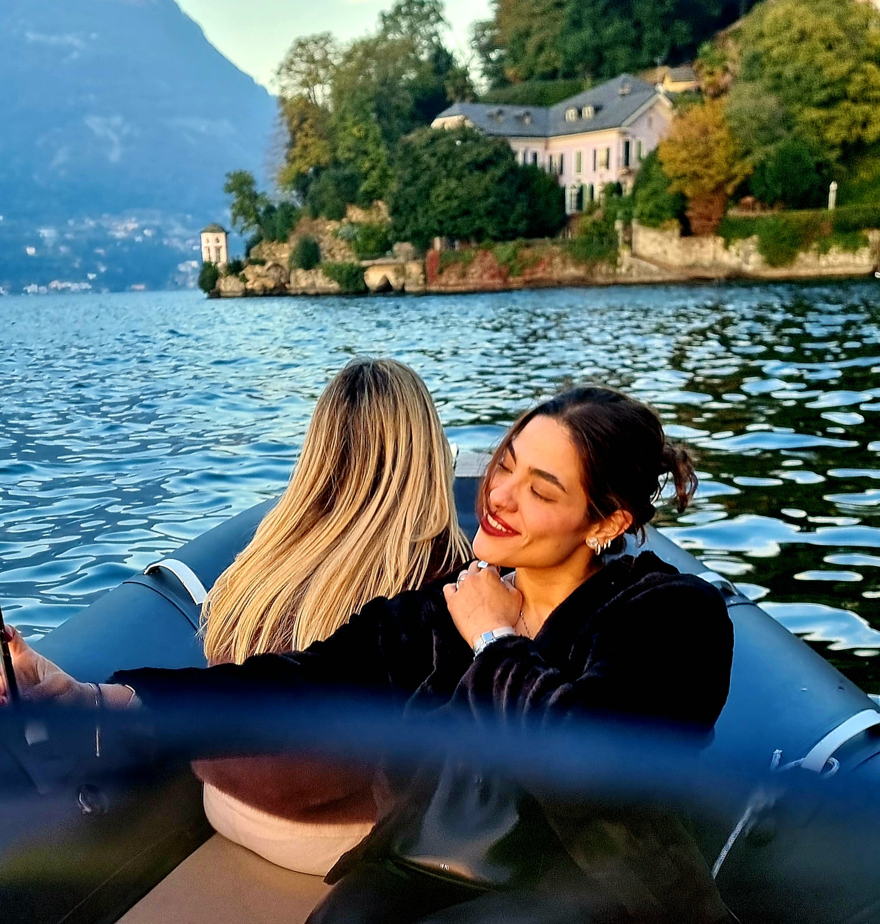 lake-como-boat-tour-selfie-cover