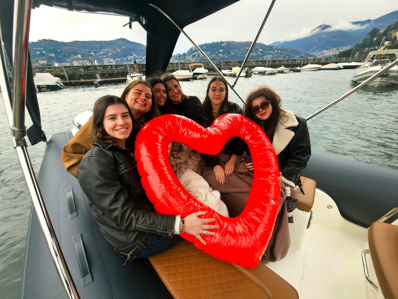 Couple celebrating Valentine’s Day on a Lake Como boat tour with prosecco